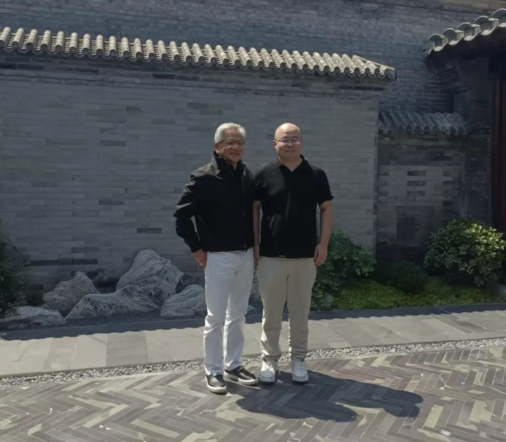 黄仁勋与MiniMax闫俊杰深度对话AI未来